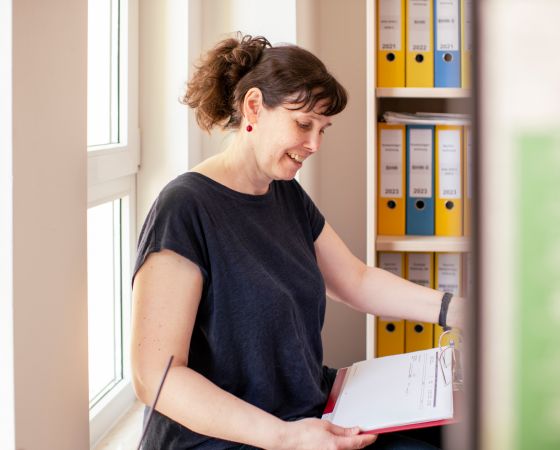Bauhof West Administration Mitarbeiterin mit Klemmbrett