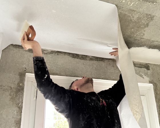 Bauhof West Service GmbH: Abteilung Maler – Übungswoche für Azubis: Decke tapezieren